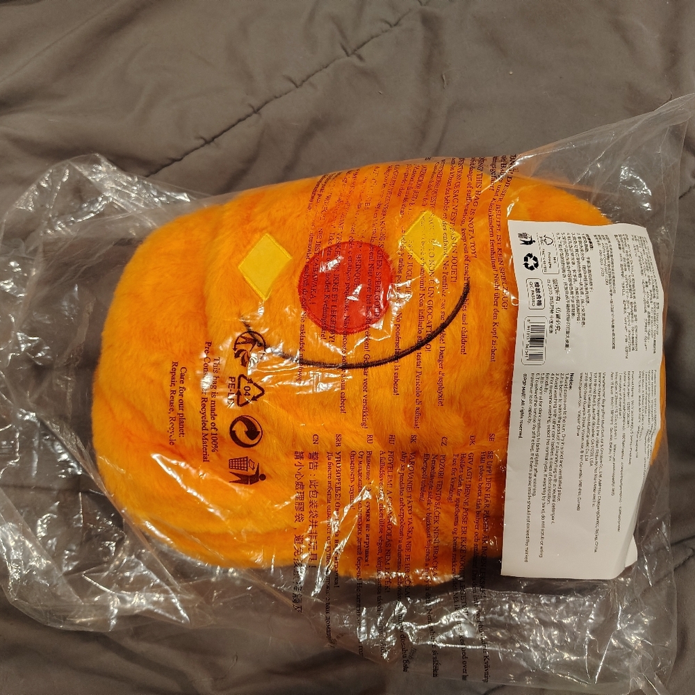 *OFFICIAL* Pop Mart Halloween Pumpkin Blanket - Picture 4 of 6